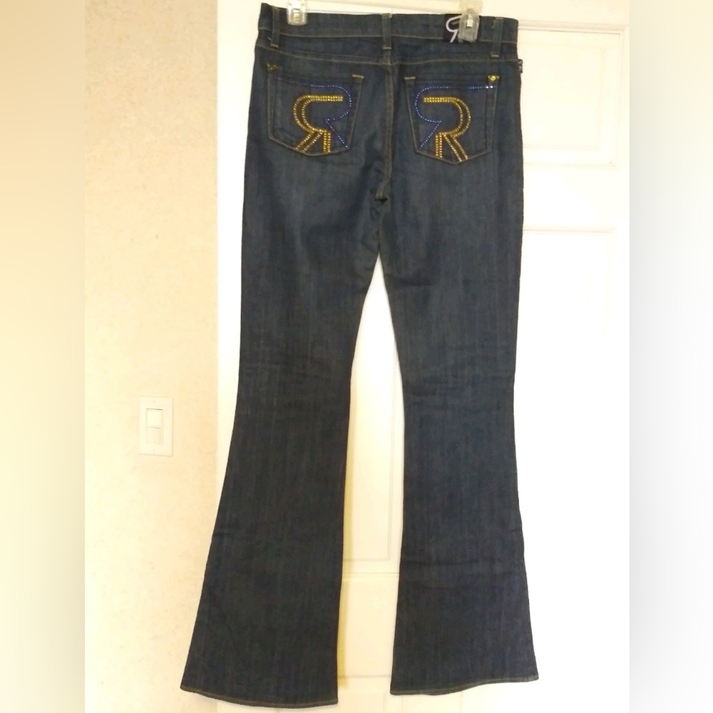 Rock and Republic jeans w/crystal logo on back pockets & yellow threading. Sz 29
